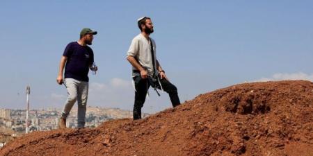 مستوطنون يحرقون مركبتين ويخطون شعارات معادية شمال رام الله