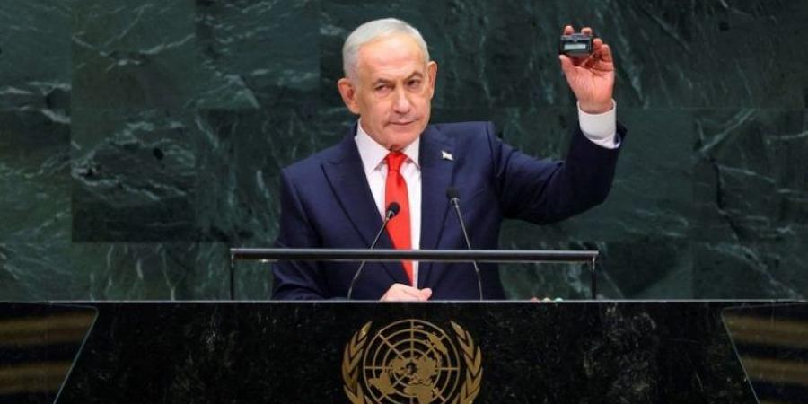 نتنياهو يرفع جهاز “بيجر” في قاعة الجمعية العامة للأمم المتحدة… ووفد إيران يرد بوضع صورة قاسم سليماني