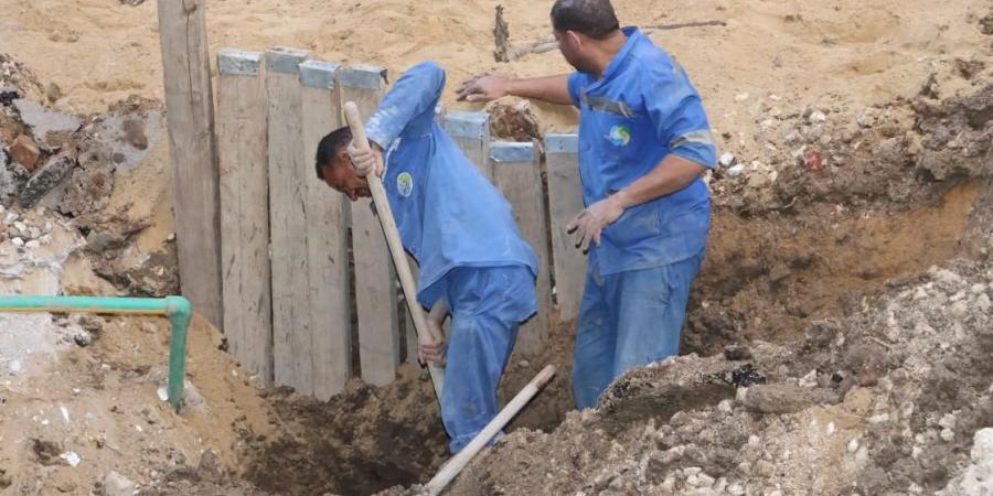 بسبب هبوط أرضي، مياه الفيوم تدفع لمعدات لإصلاح كسر خط الصرف بالسلخانة
